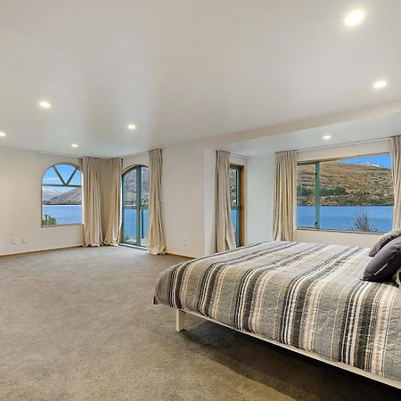 Huge Lakefront Delight - Queenstown Holiday Home ภายนอก รูปภาพ