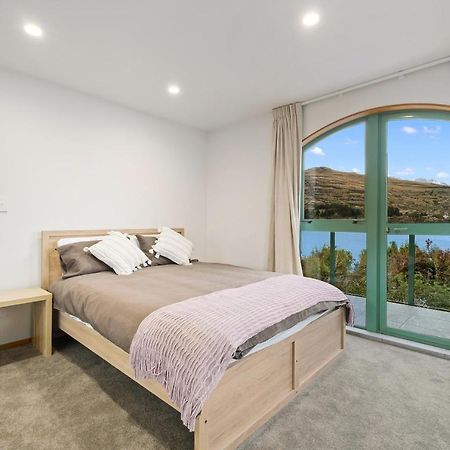 Huge Lakefront Delight - Queenstown Holiday Home ภายนอก รูปภาพ
