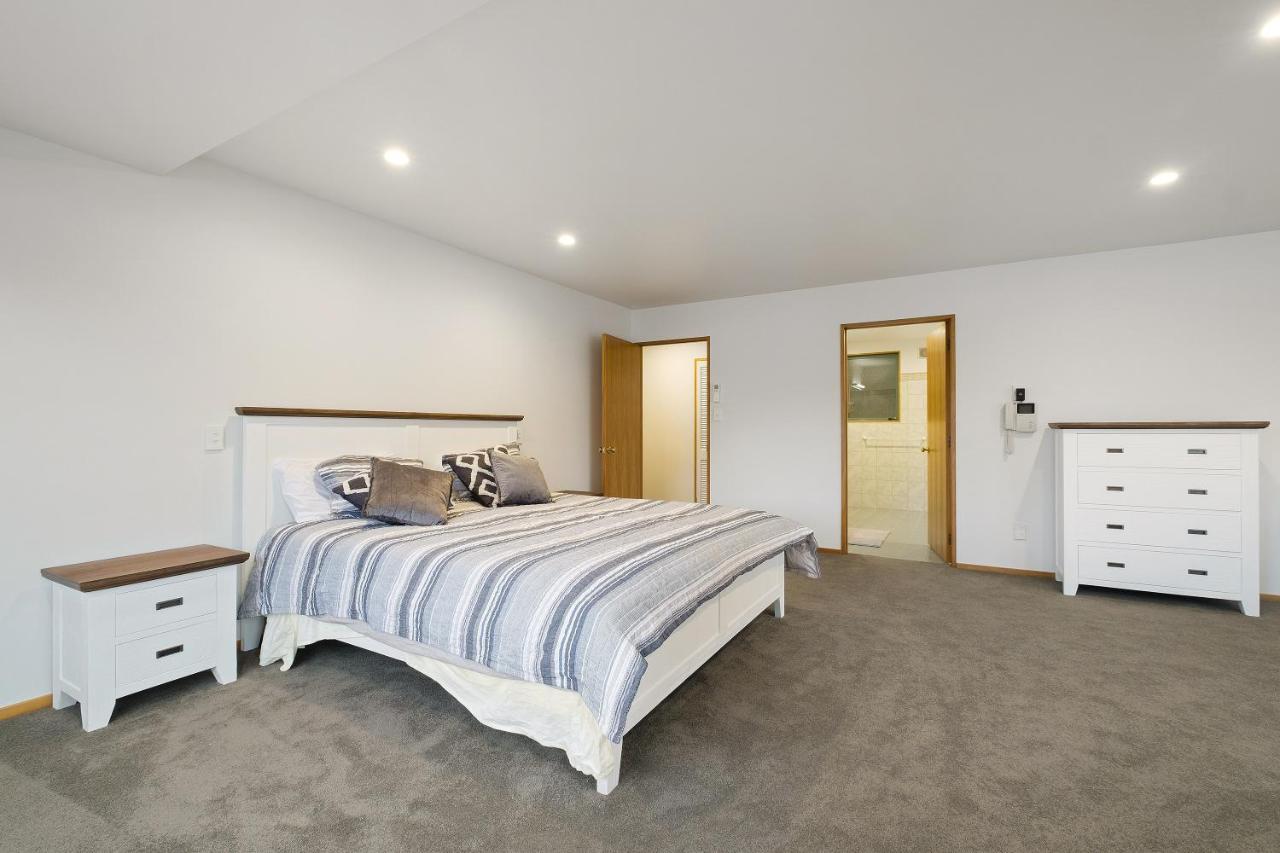 Huge Lakefront Delight - Queenstown Holiday Home ภายนอก รูปภาพ
