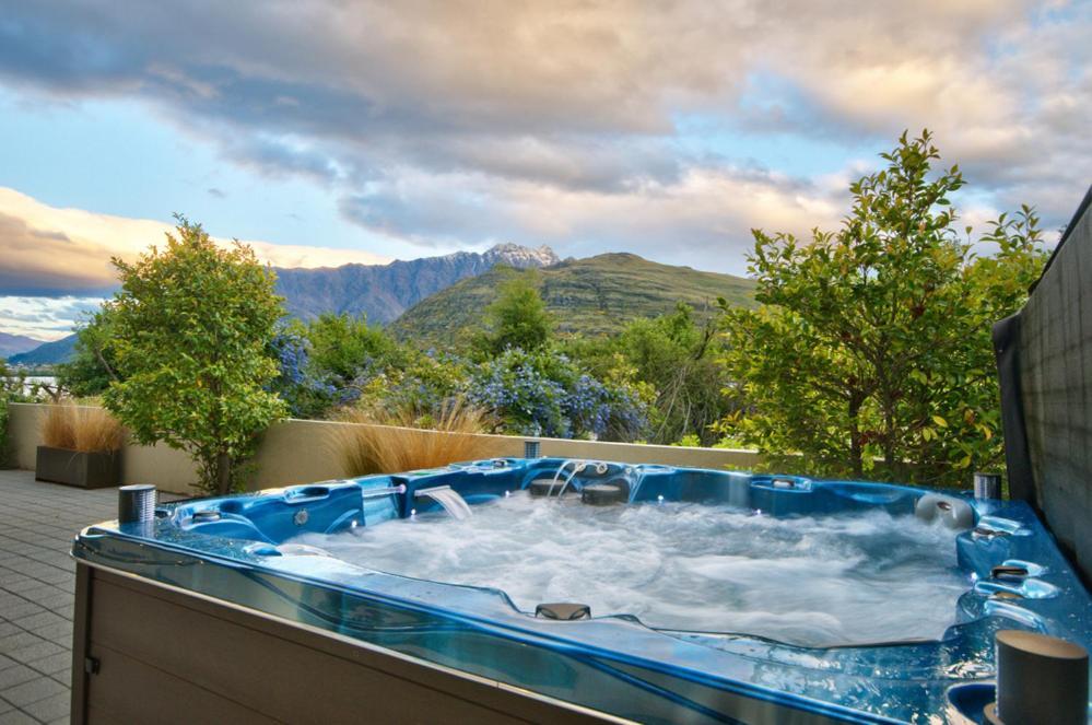 Huge Lakefront Delight - Queenstown Holiday Home ภายนอก รูปภาพ