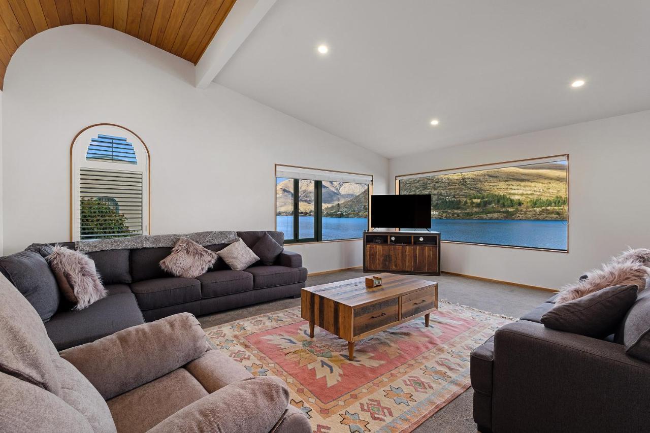 Huge Lakefront Delight - Queenstown Holiday Home ภายนอก รูปภาพ