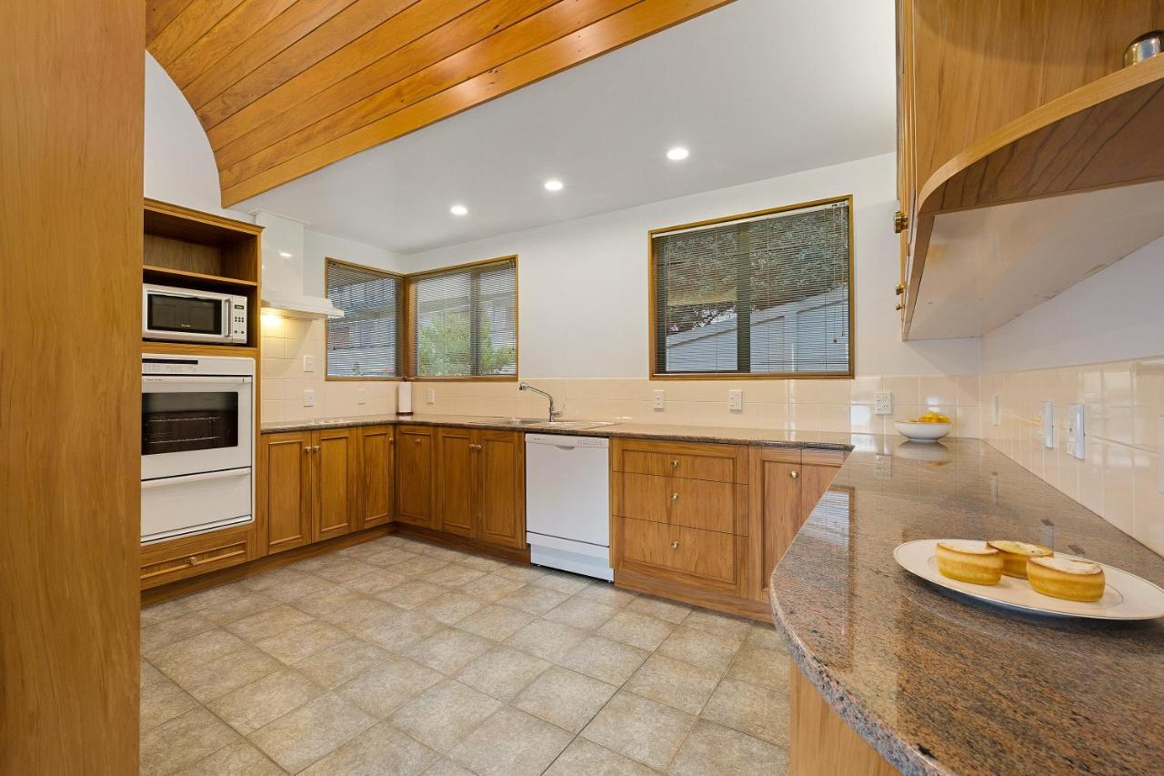 Huge Lakefront Delight - Queenstown Holiday Home ภายนอก รูปภาพ