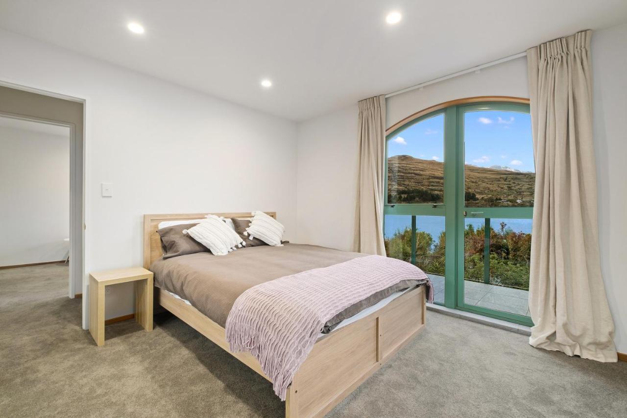 Huge Lakefront Delight - Queenstown Holiday Home ภายนอก รูปภาพ
